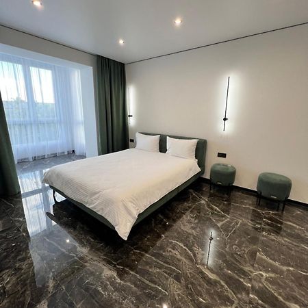 Люкс Апартаменти В Жкарена Та Жк Great House Rivne Esterno foto